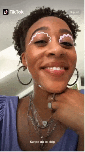 Anuncio TopView de tiktok para promocionar maquillaje de ojos.