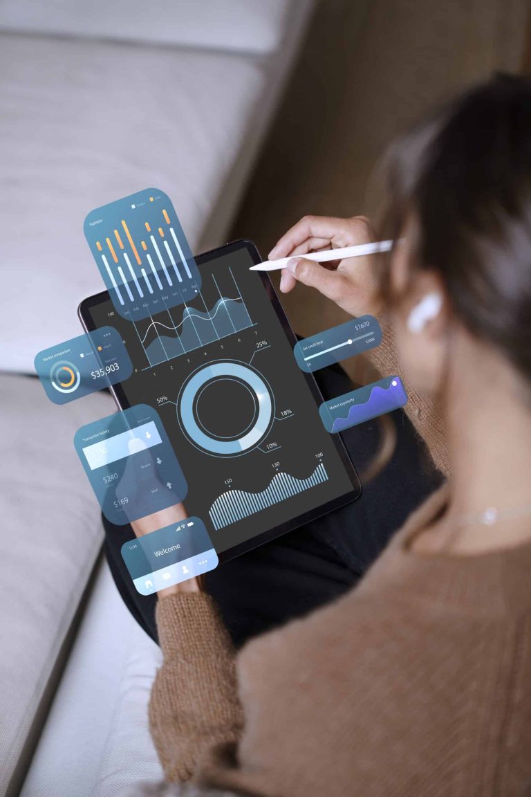 Una mujer trabaja en su tablet en marketing con ia personalizada