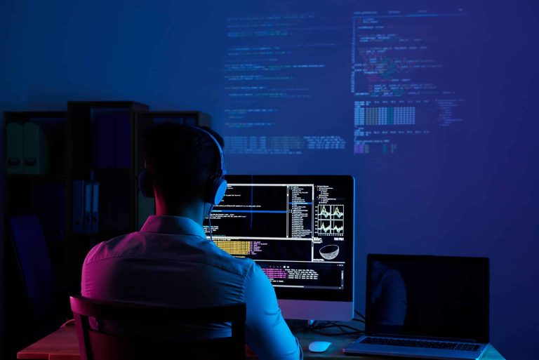Desarrollador web trabajando con una herramienta scraper