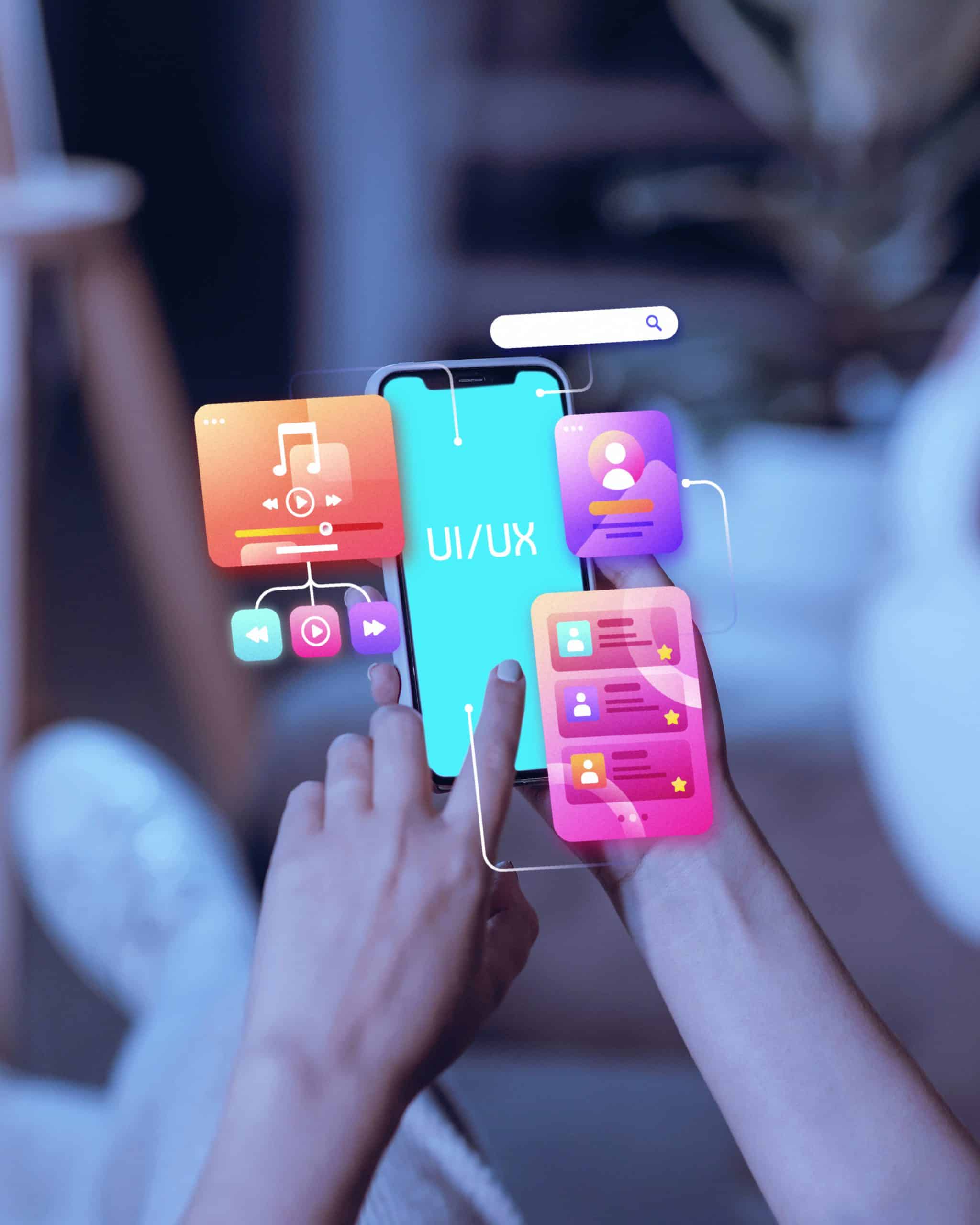 Persona usando un móvil que muestra las diferentes interfaces y las palabras UI/UX