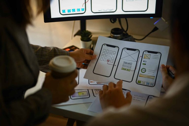 Personas trabajando en la user experience ux de una app móvil.